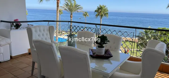 Sale of middle floor apartment in Calahonda 1