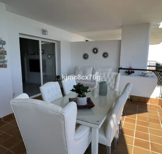 Sale of middle floor apartment in Calahonda
