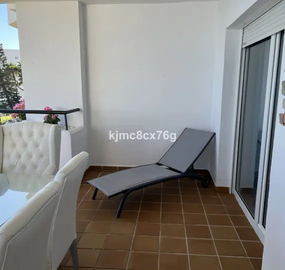 Sale of middle floor apartment in Calahonda