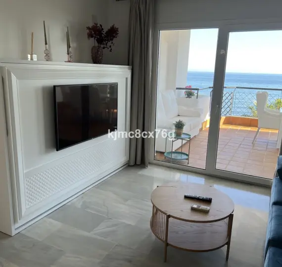 Sale of middle floor apartment in Calahonda