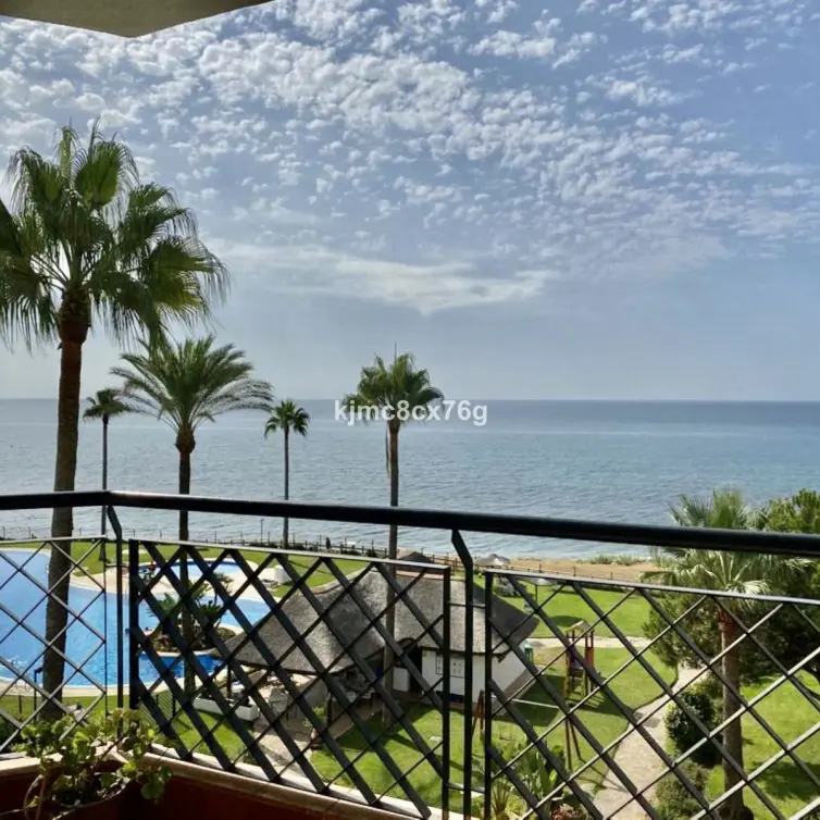 Sale of middle floor apartment in Calahonda