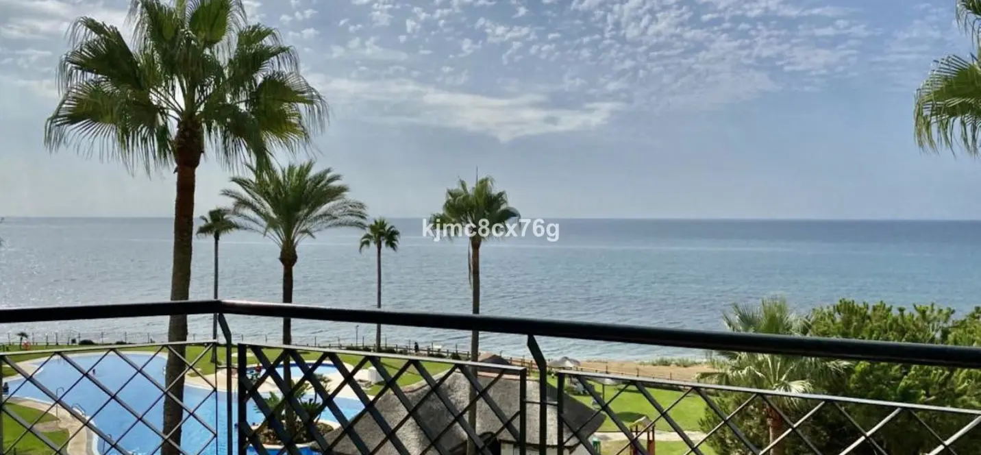 Sale of middle floor apartment in Calahonda 0