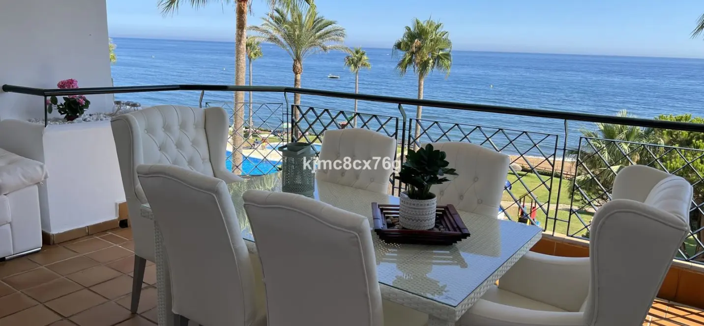 Sale of middle floor apartment in Calahonda 1