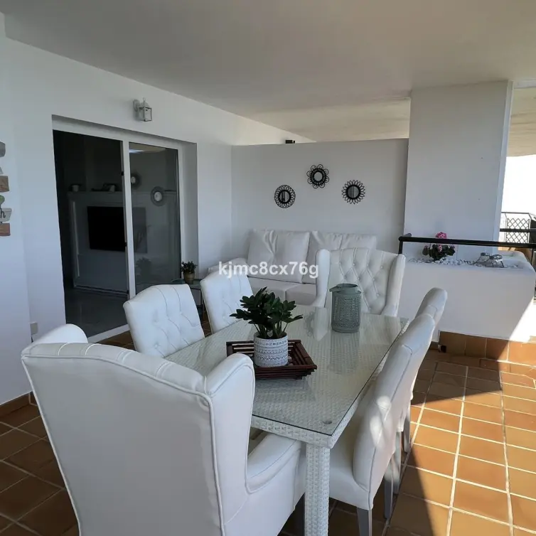 Sale of middle floor apartment in Calahonda