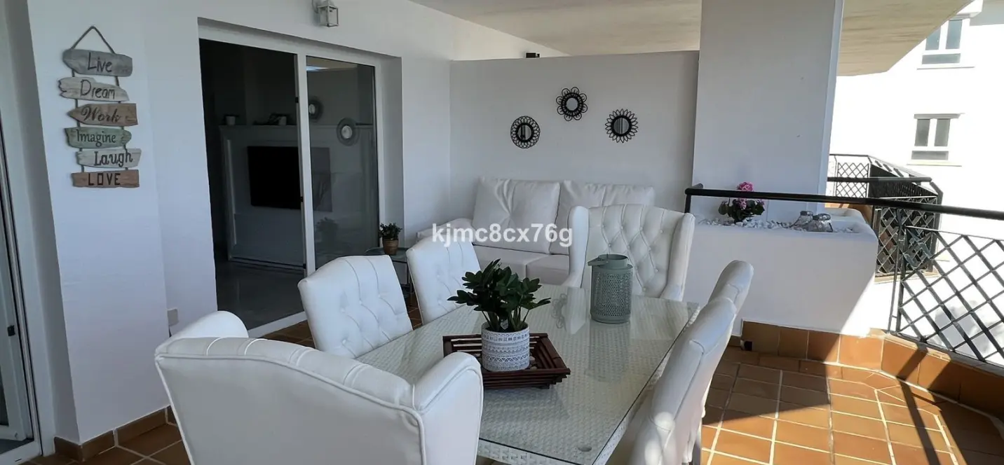Sale of middle floor apartment in Calahonda 2