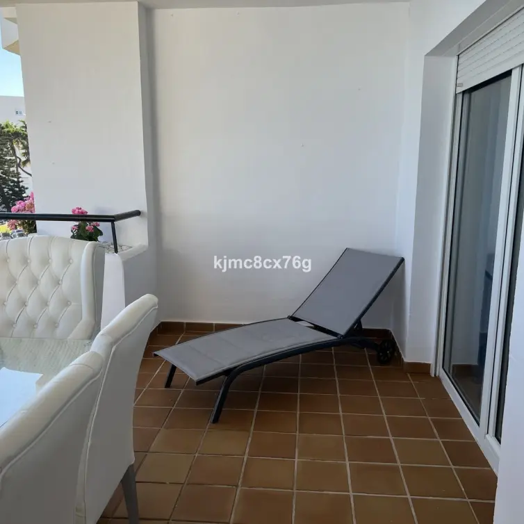 Sale of middle floor apartment in Calahonda
