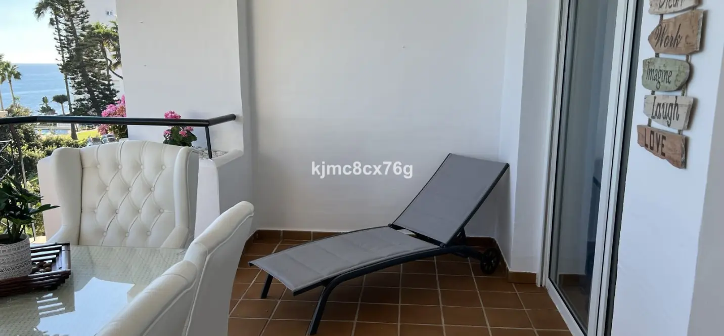 Sale of middle floor apartment in Calahonda 3