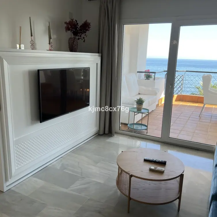 Sale of middle floor apartment in Calahonda