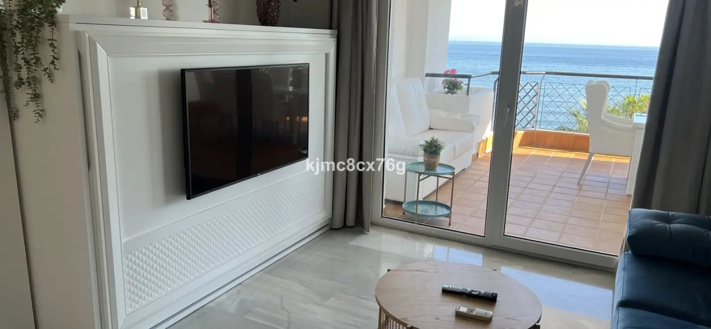 Sale of middle floor apartment in Calahonda 4