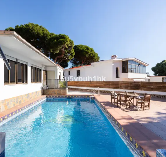 Продажа  отдельно стоящей виллы в Torremolinos
