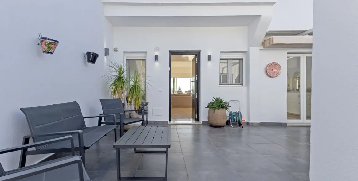 Продажа дома на две семьи в Nueva Andalucía (район Nueva Andalucía) 1