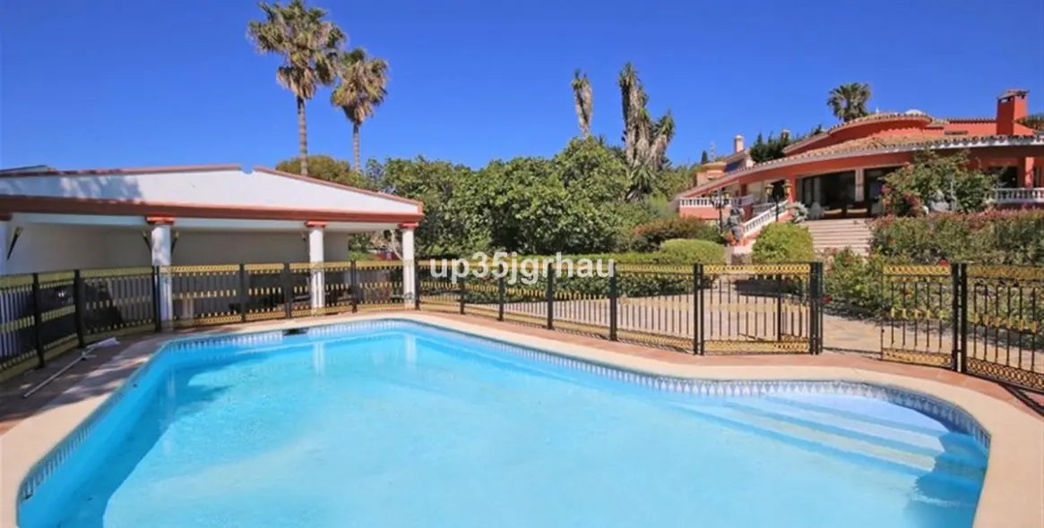 Venta de villa independiente en Estepona 1