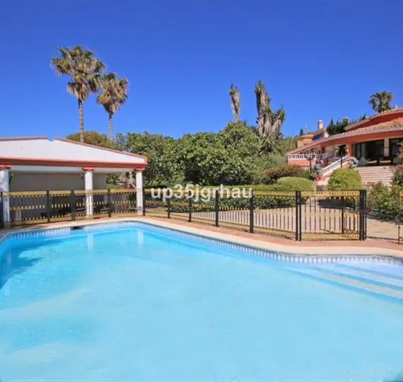 Venta de villa independiente en Estepona