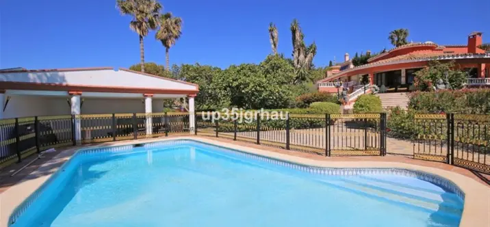Venta de villa independiente en Estepona 0