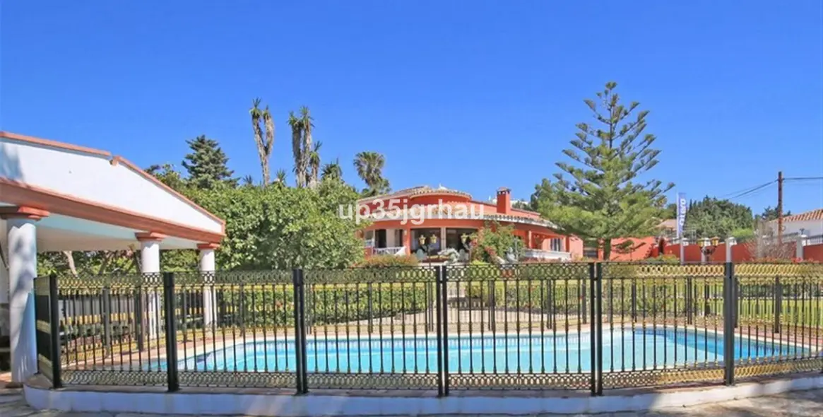 Venta de villa independiente en Estepona 2