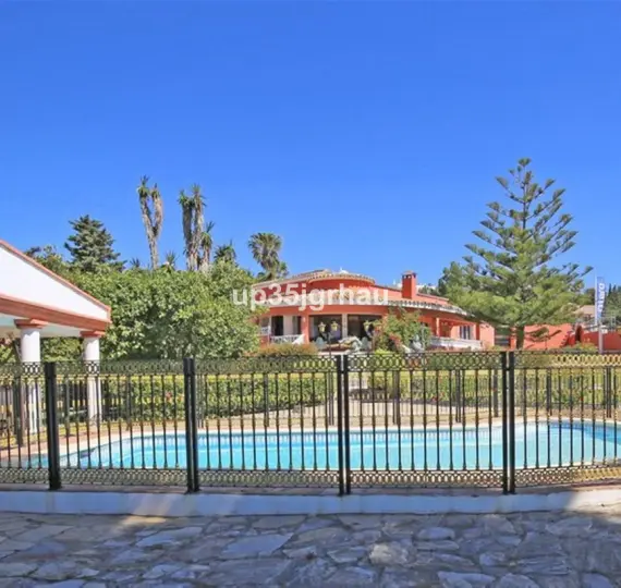 Venta de villa independiente en Estepona