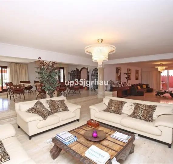 Venta de villa independiente en Estepona