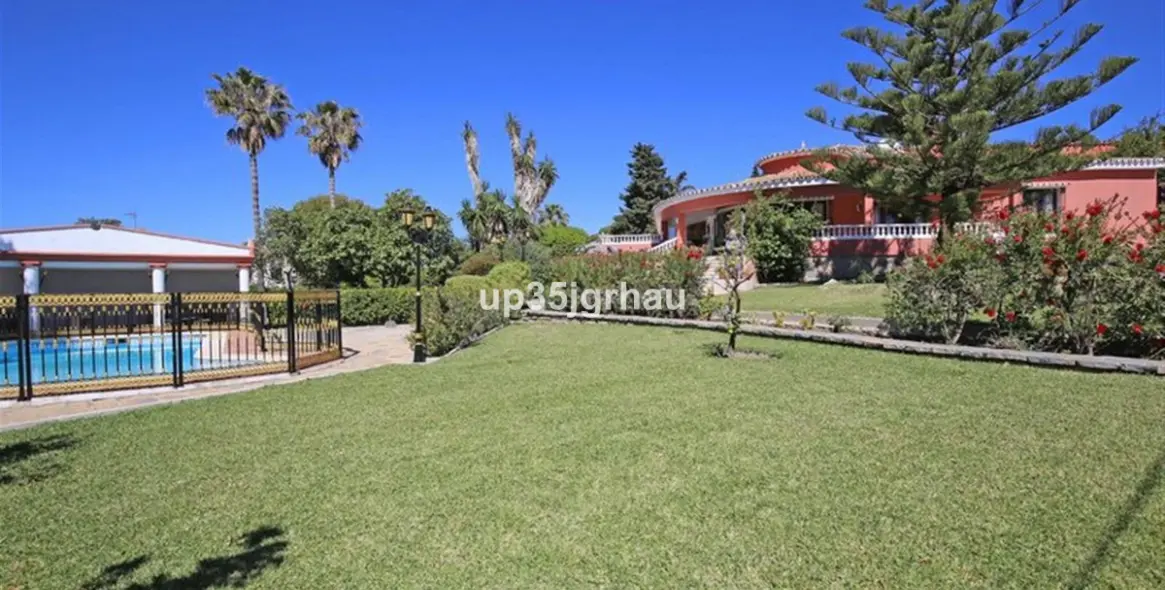 Venta de villa independiente en Estepona 10