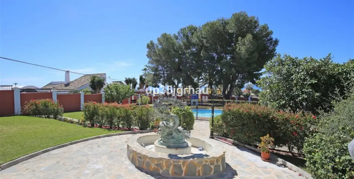 Venta de villa independiente en Estepona 16