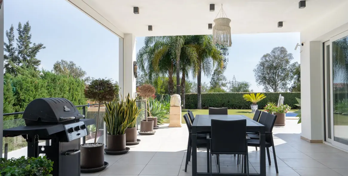 Sale of detached villa in La Quinta 13