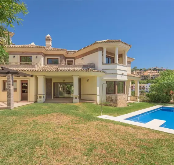 Detached villa R3679700