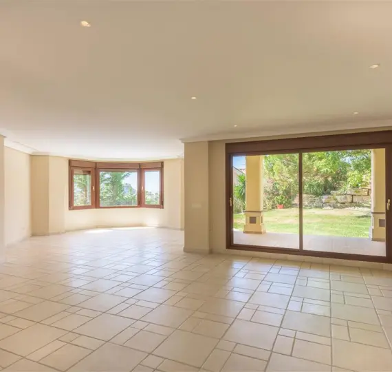 Detached villa R3679700