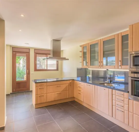 Detached villa R3679700