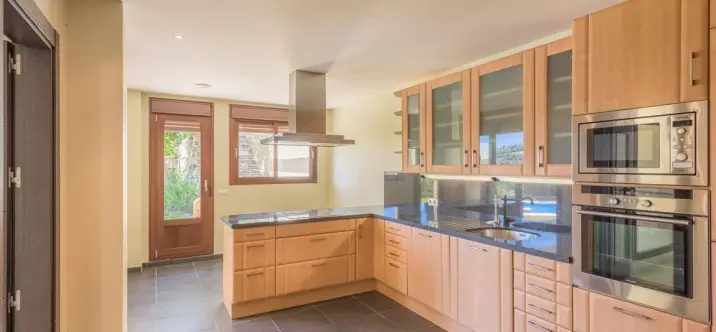 Detached villa R3679700 4