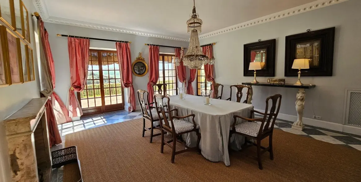 Продажа  отдельно стоящей виллы в Ronda 6