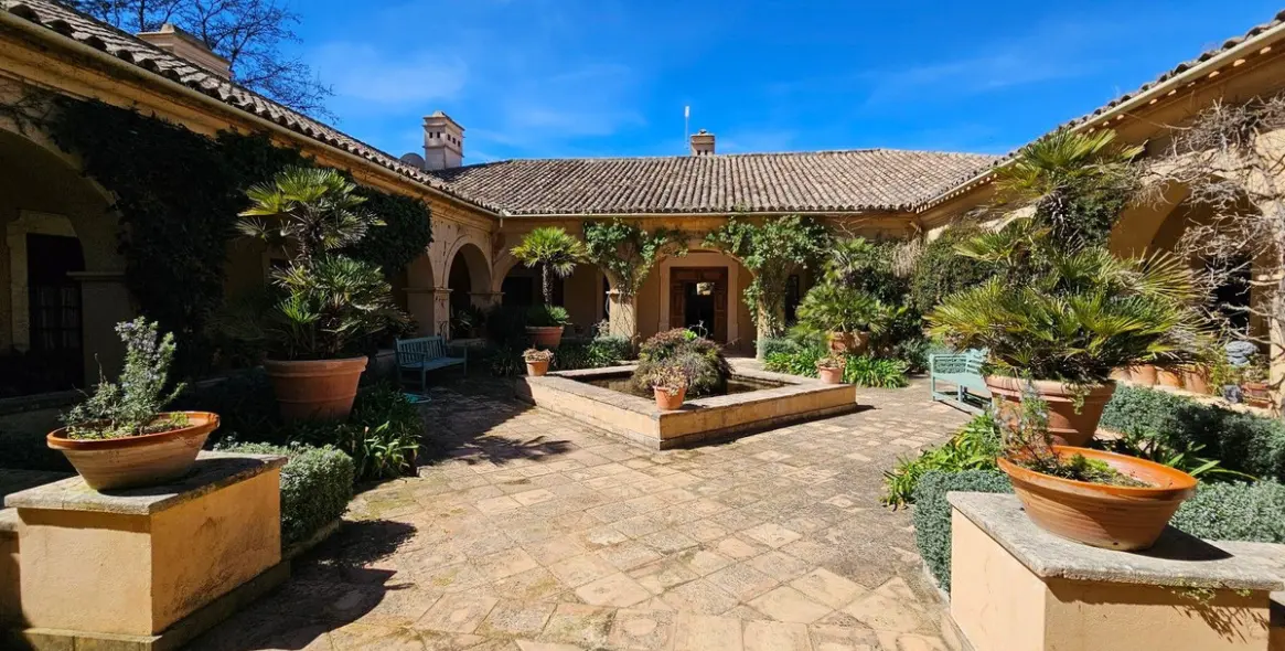 Продажа  отдельно стоящей виллы в Ronda 35