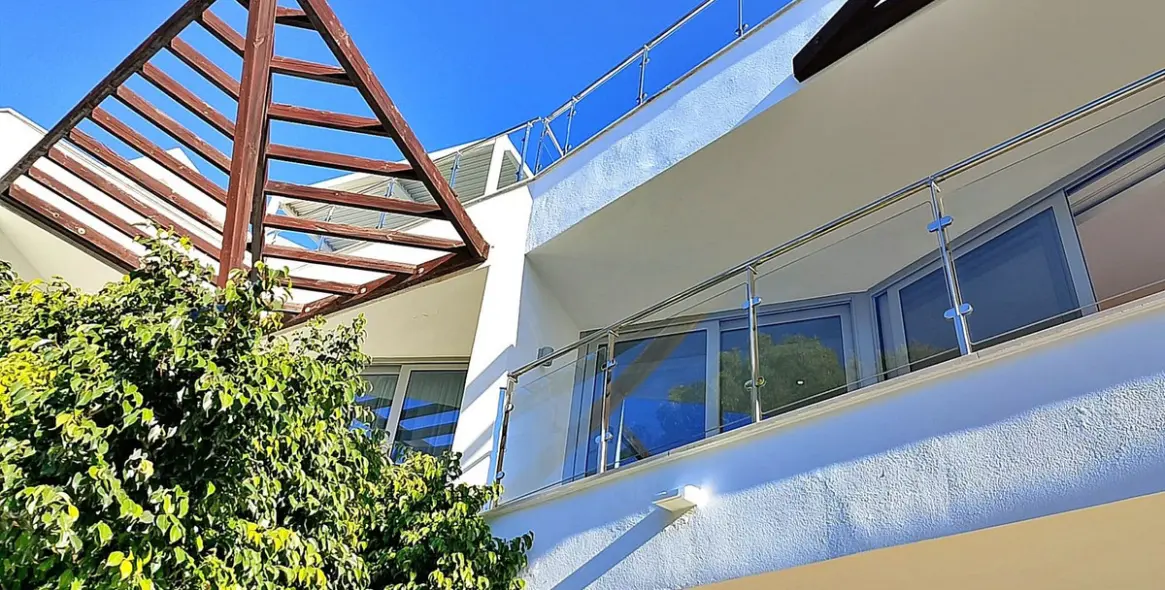 Sale of semi-detached house in Marbella (district Sierra Blanca) 2