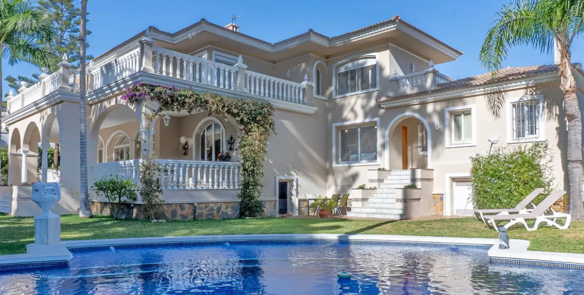 Sale of detached villa in New Golden Mile 1