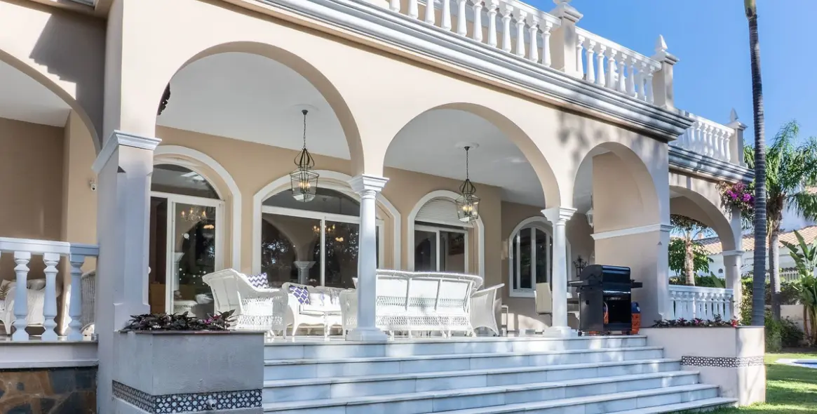 Sale of detached villa in New Golden Mile 4