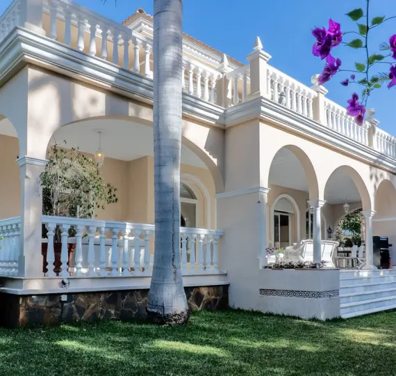 Sale of detached villa in New Golden Mile