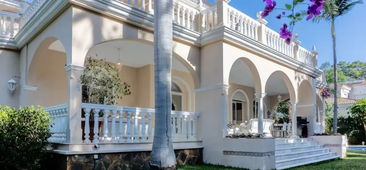 Sale of detached villa in New Golden Mile 4