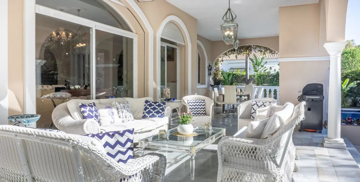 Sale of detached villa in New Golden Mile 6