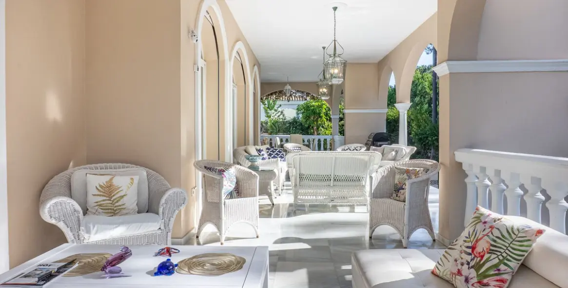 Sale of detached villa in New Golden Mile 7