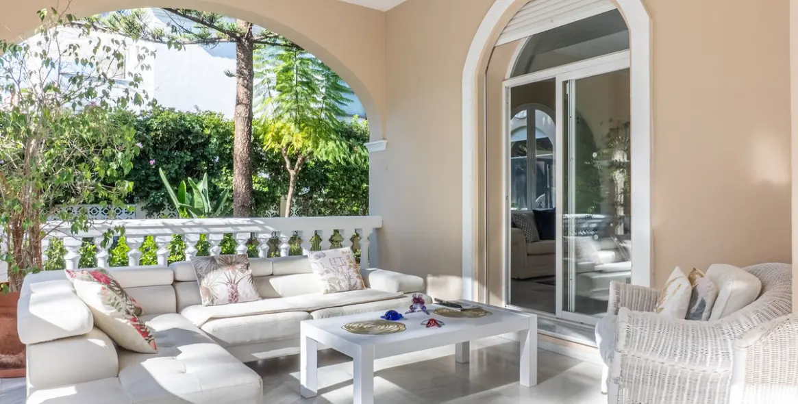 Sale of detached villa in New Golden Mile 8