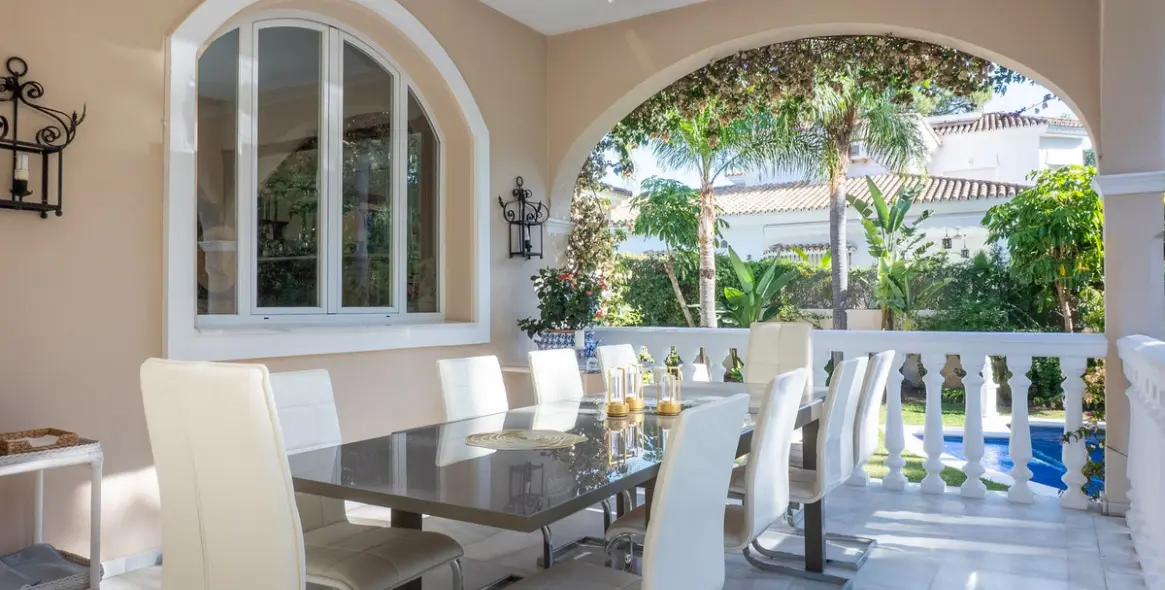 Sale of detached villa in New Golden Mile 9