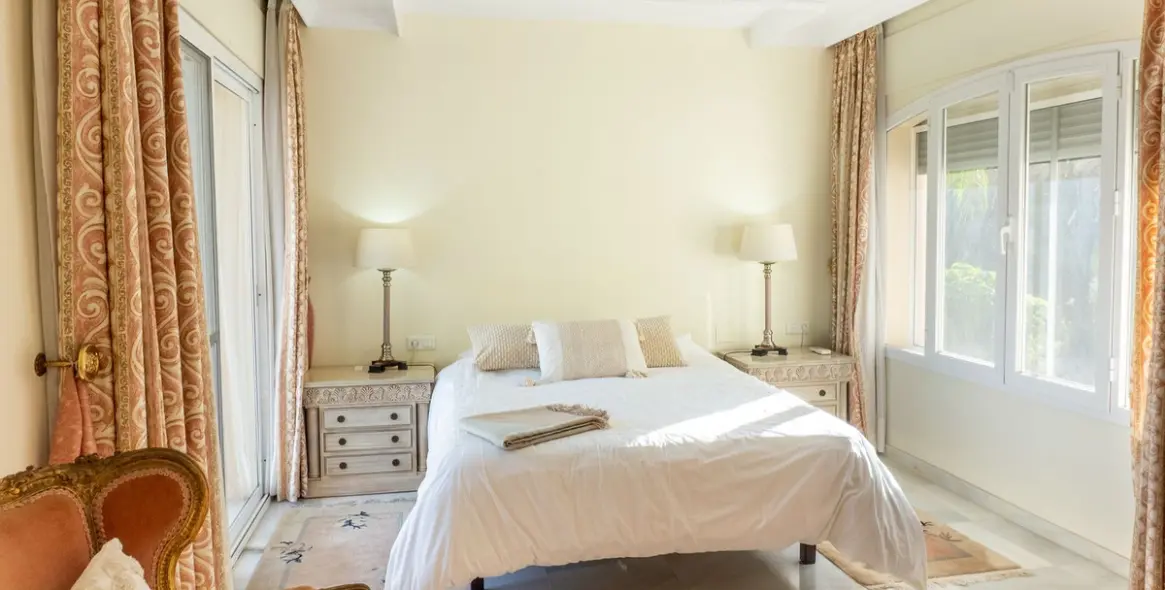 Sale of detached villa in New Golden Mile 10