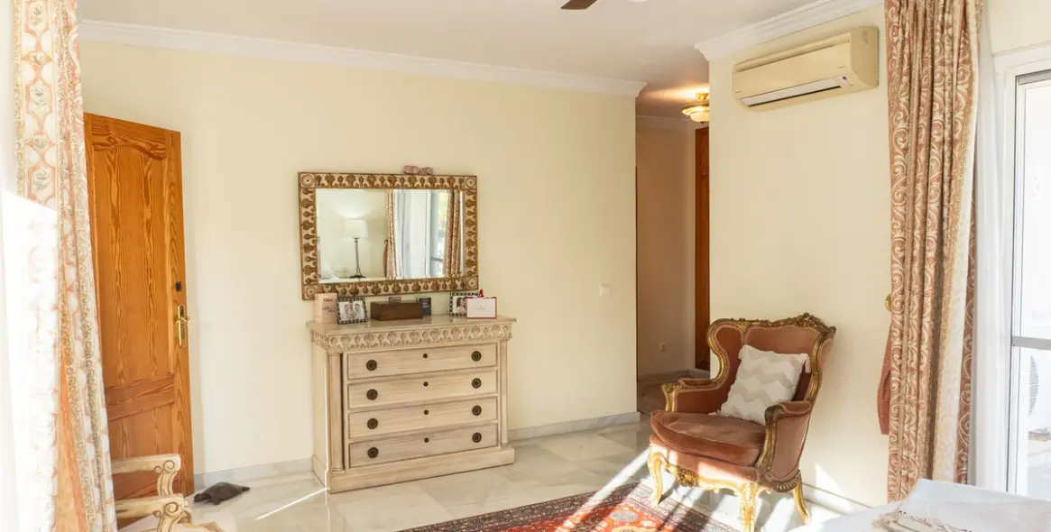 Sale of detached villa in New Golden Mile 11