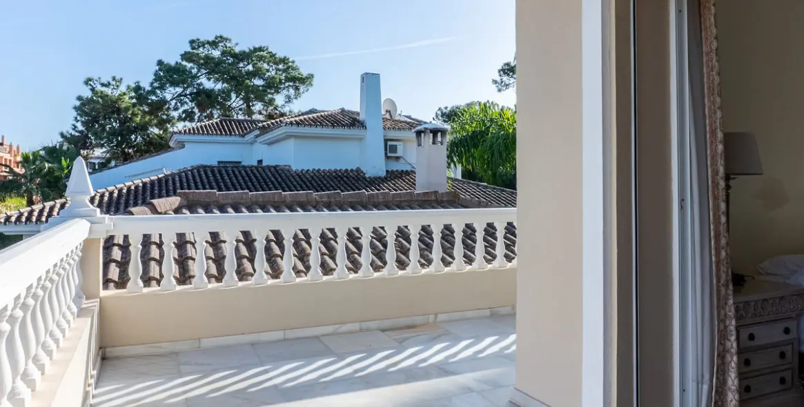 Sale of detached villa in New Golden Mile 14