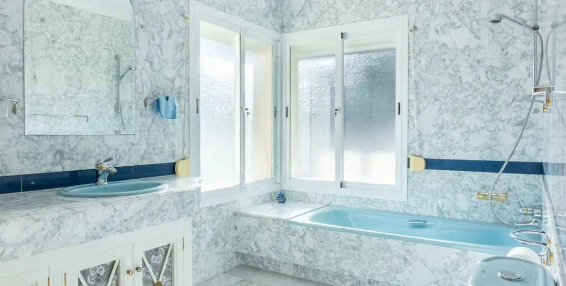 Sale of detached villa in New Golden Mile 22