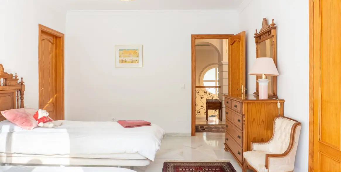 Sale of detached villa in New Golden Mile 26