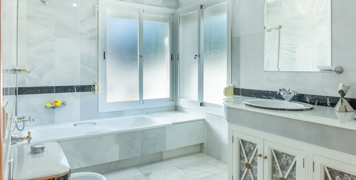 Sale of detached villa in New Golden Mile 27