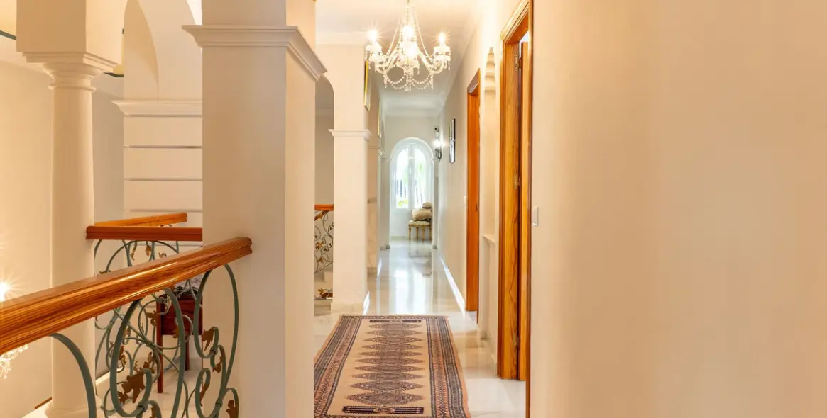 Sale of detached villa in New Golden Mile 28