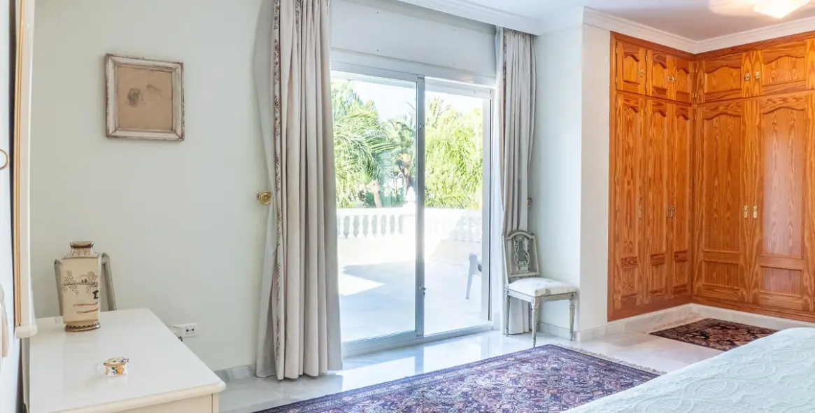 Sale of detached villa in New Golden Mile 29