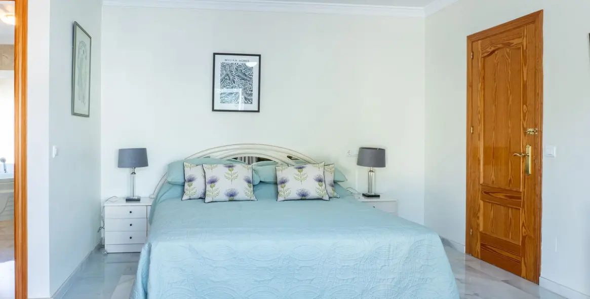 Sale of detached villa in New Golden Mile 30