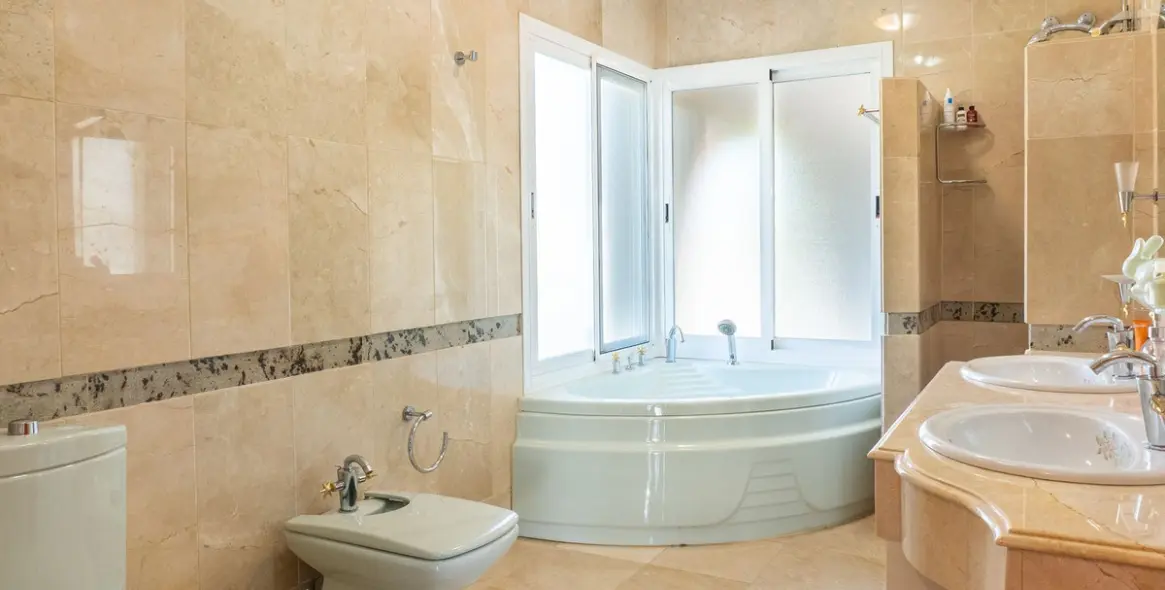 Sale of detached villa in New Golden Mile 32