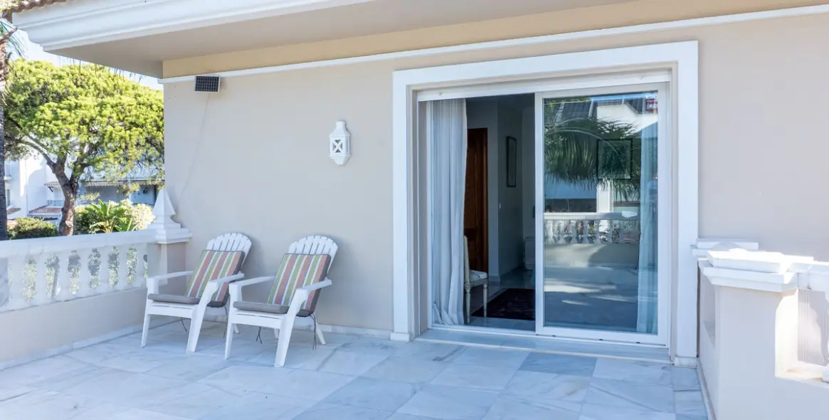 Sale of detached villa in New Golden Mile 33